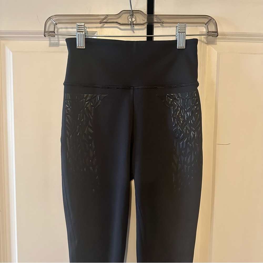 Gymshark Exo black grip print leggings size small! NWOT!